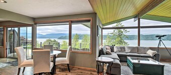 Deck & Sweeping Views: Family Union Home