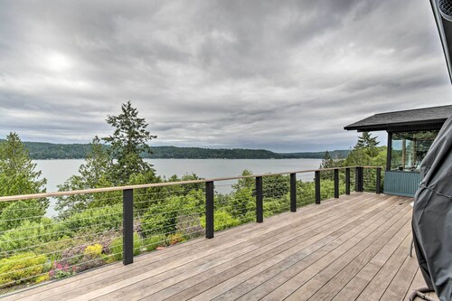 Deck & Sweeping Views: Family Union Home