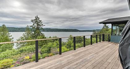 Deck & Sweeping Views: Family Union Home