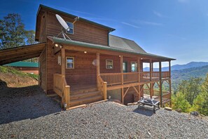 House (3 Bedrooms) | Interior - Unparalleled Mountain Views: Spacious Cabin in NC! (Murphy)
