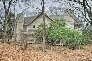 Exterior - Bear Haven - Renovated Third-floor Escape! (Nellysford)