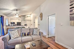 A living room with a sofa, coffee table, and a ceiling fan. - Bear Haven - Renovated Third-floor Escape! (Nellysford)