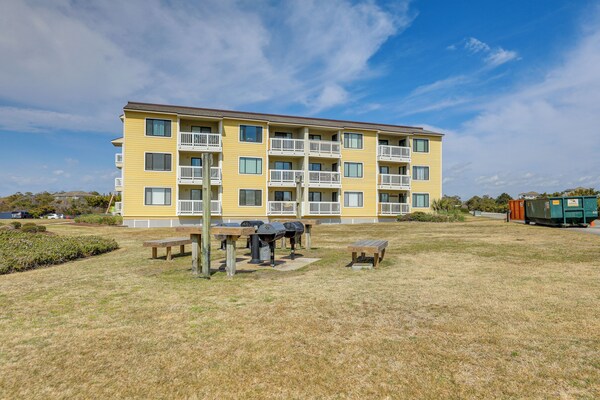 Emerald Isle Vacation Rental W/ Resort Pool! - Swansboro, NC