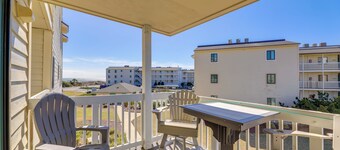 Emerald Isle Vacation Rental w/ Resort Pool!