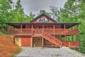 House (3 Bedrooms) | Interior - Hot Tub & Outdoor Kitchen: Smoky Mountain Cabin (Sevierville)