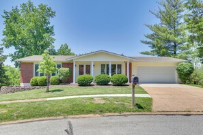 Interior - Charming Ballwin Home < 1 Mi to Vlasis Park! (Ballwin)