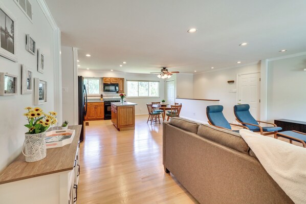 Interior - Charming Ballwin Home < 1 Mi to Vlasis Park! (Ballwin)