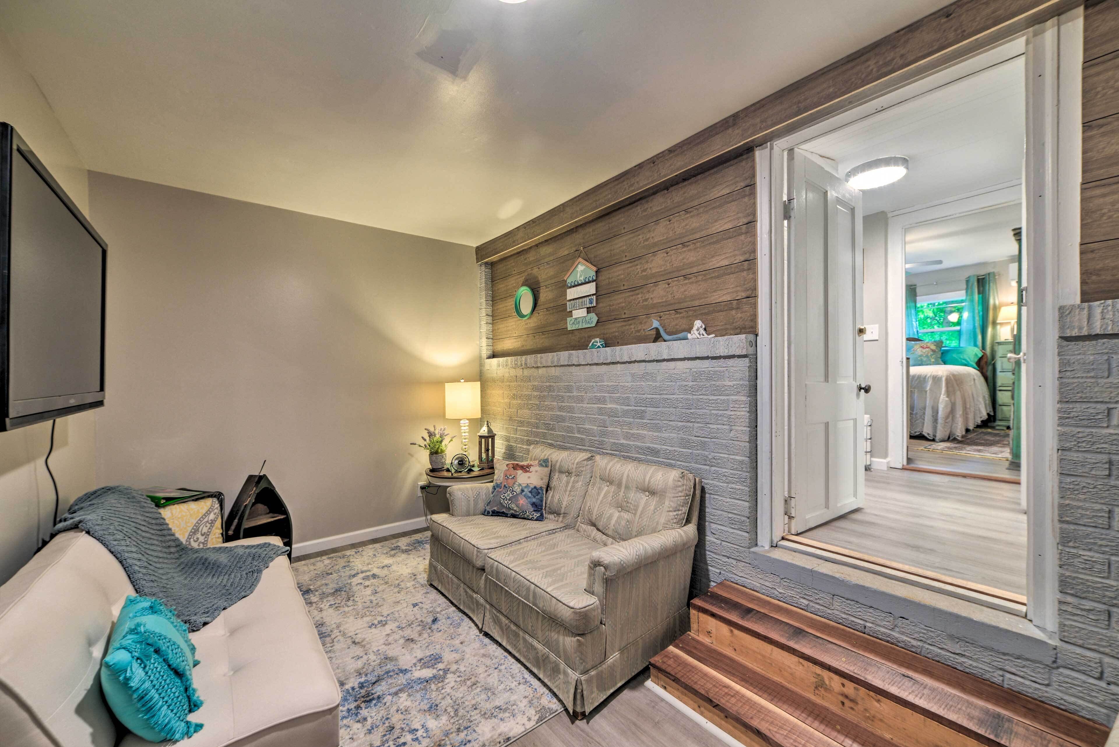 Pet-friendly Mini Apt w/ Patio, Walk to Dtwn!