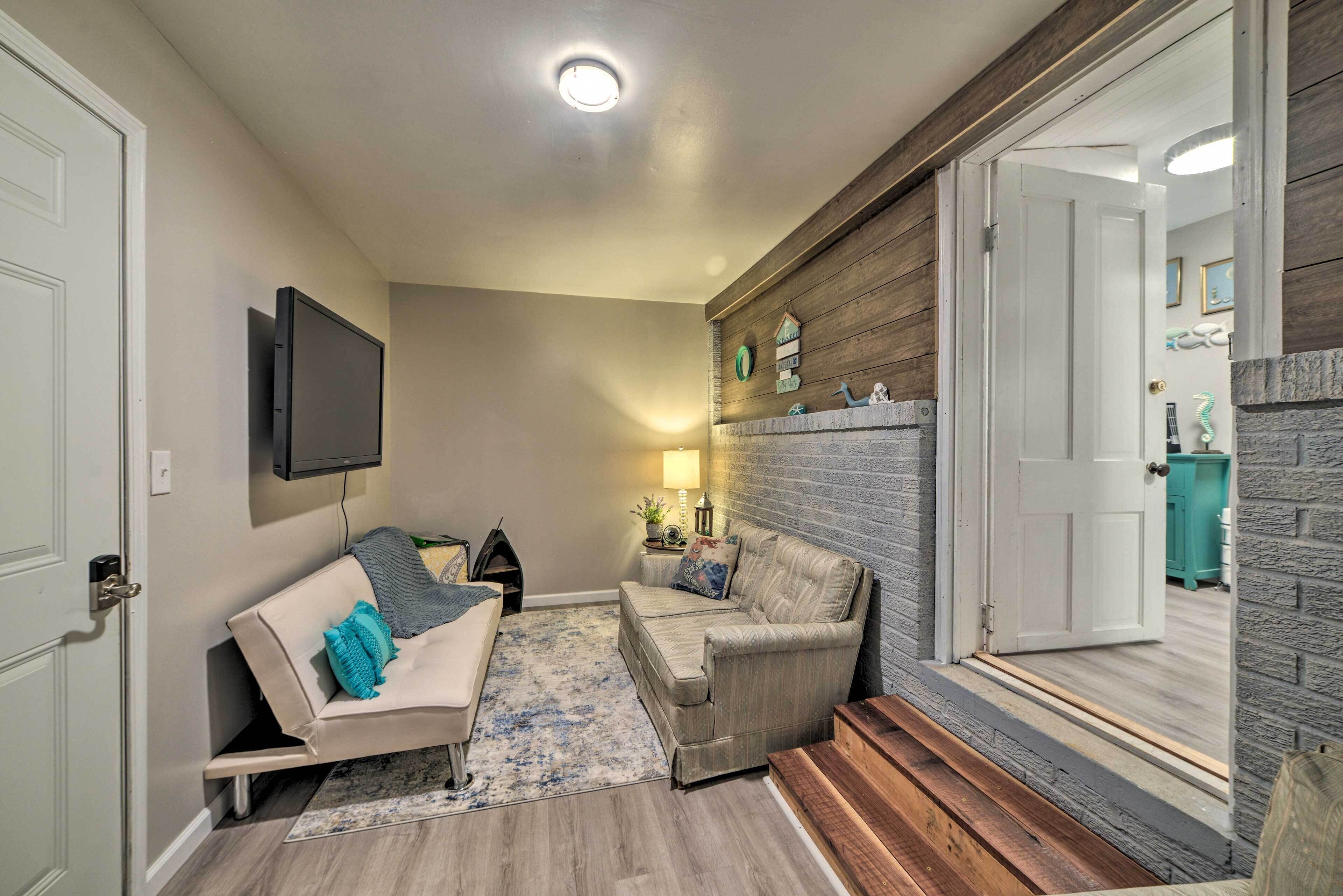 Pet-friendly Mini Apt w/ Patio, Walk to Dtwn!