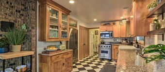 100-year-old Farmhouse w/ Hot Tub on 5 Acres!