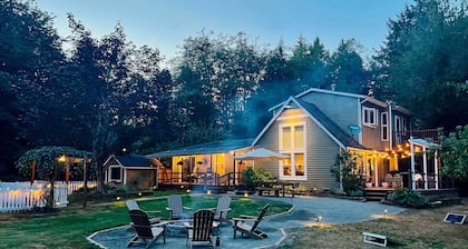 100-year-old Farmhouse w/ Hot Tub on 5 Acres!