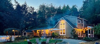 100-year-old Farmhouse w/ Hot Tub on 5 Acres!