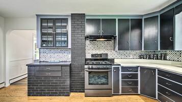 House (6 Bedrooms) | Interior