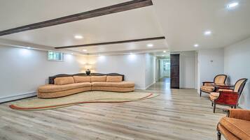 House (6 Bedrooms) | Interior