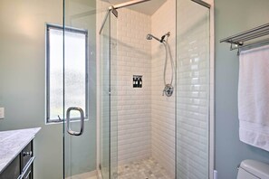 Apartment (1 Bedroom) | Bathroom | Shower - Los Angeles Suite w/ Covered Patio Area! (Los Angeles)
