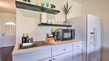 Lejlighed (1 Bedroom) | Privat køkken | Mikrobølgeovn, kaffe-/temaskine, køkkentøj/tallerkener/redskaber
