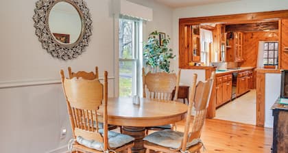 Country Escape: Log Cabin Near Kentucky Lake!