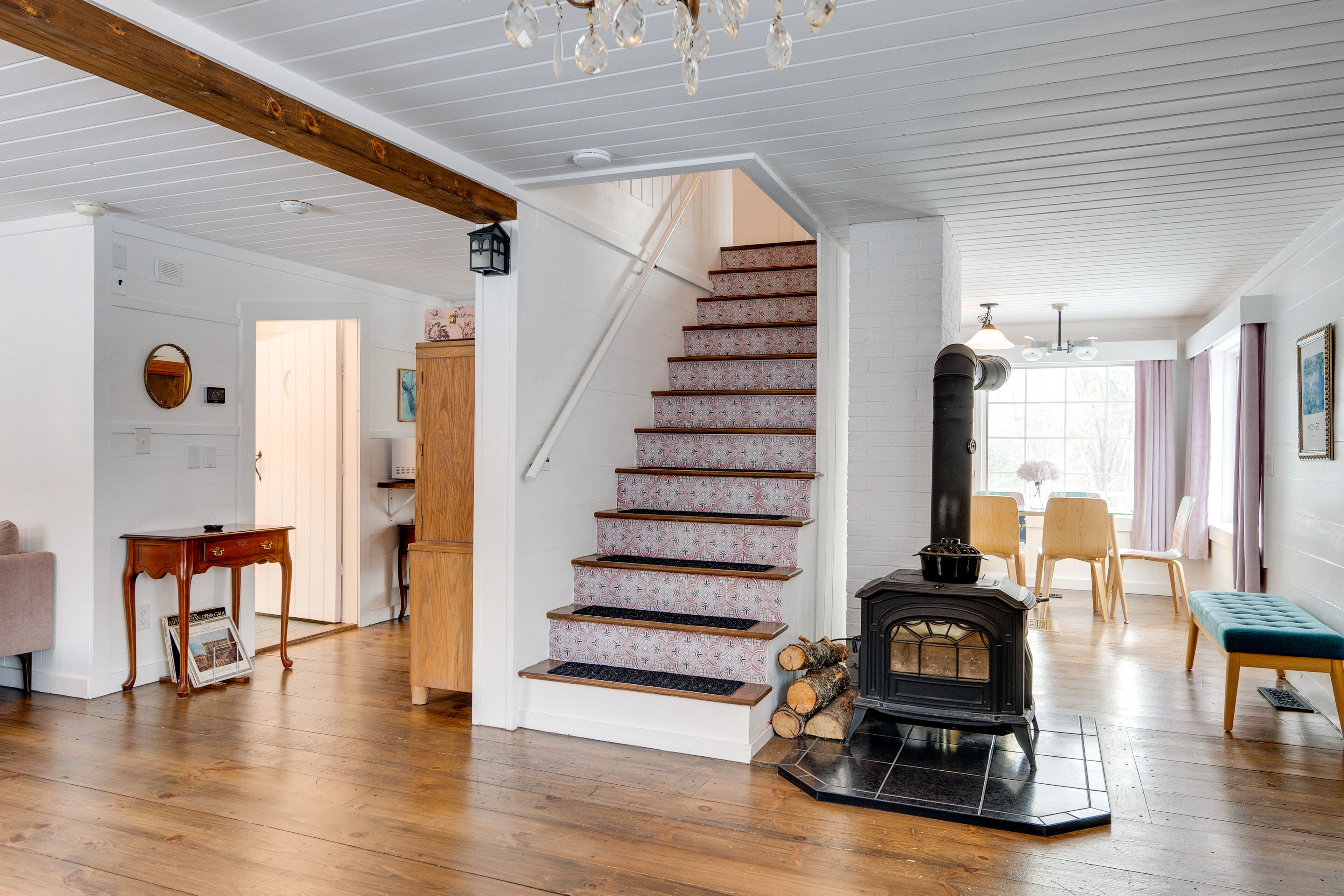 Rustic Mountain-view Farmhouse on 159 Acres