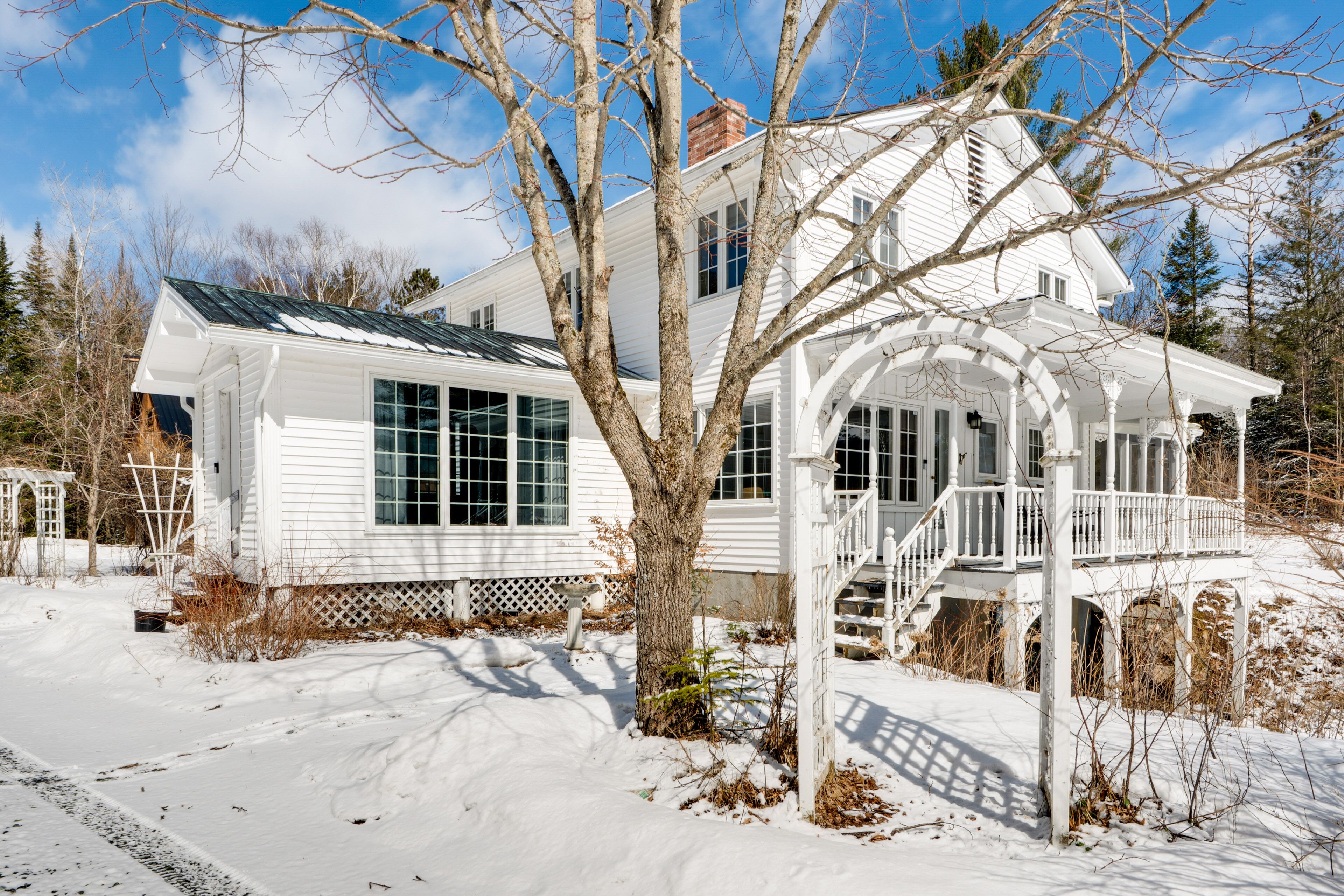 Rustic Mountain-view Farmhouse on 159 Acres