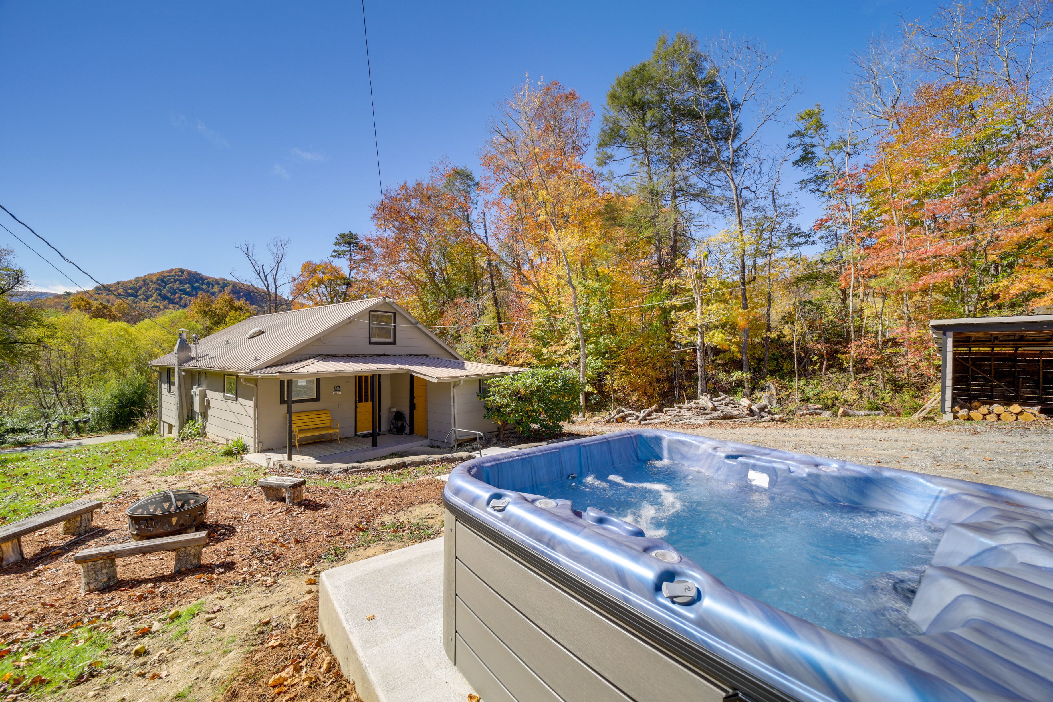 Bright Farmhouse w/ Hot Tub & Mountain View!