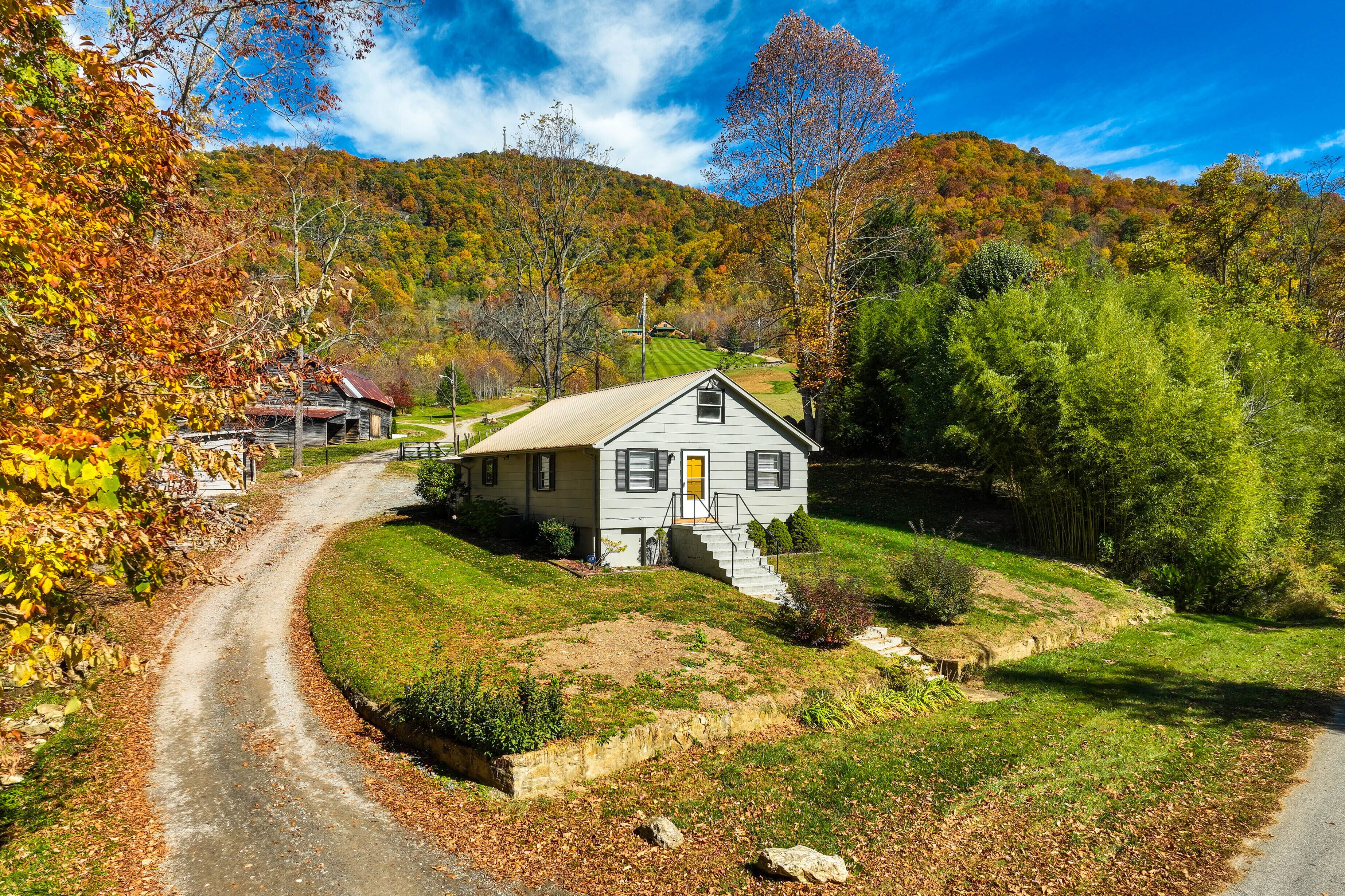 Bright Farmhouse w/ Hot Tub & Mountain View!