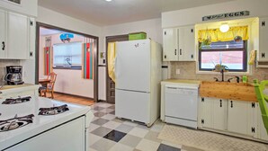 Una cocina con estufa, refrigerador y encimera de madera.
