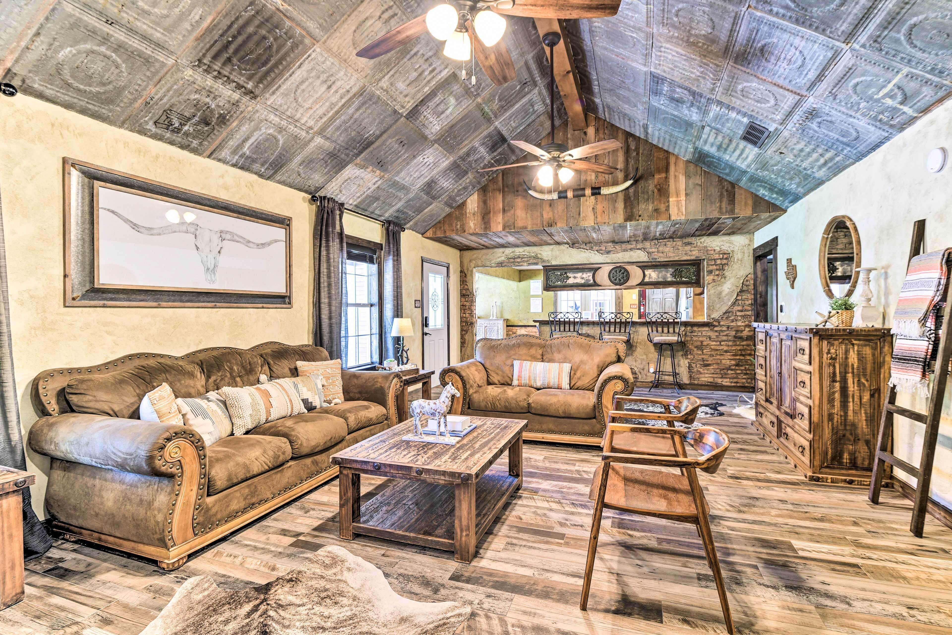 Sunset Ranch w/ Pool & Hot Tub on 29 Acres!