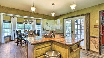 House (5 Bedrooms) | Interior