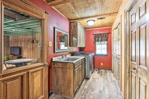 House (5 Bedrooms) | Interior