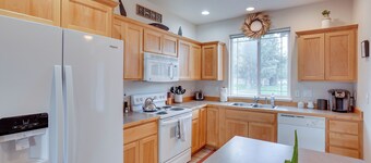 Charming Redmond Townhome w/ Resort Amenities