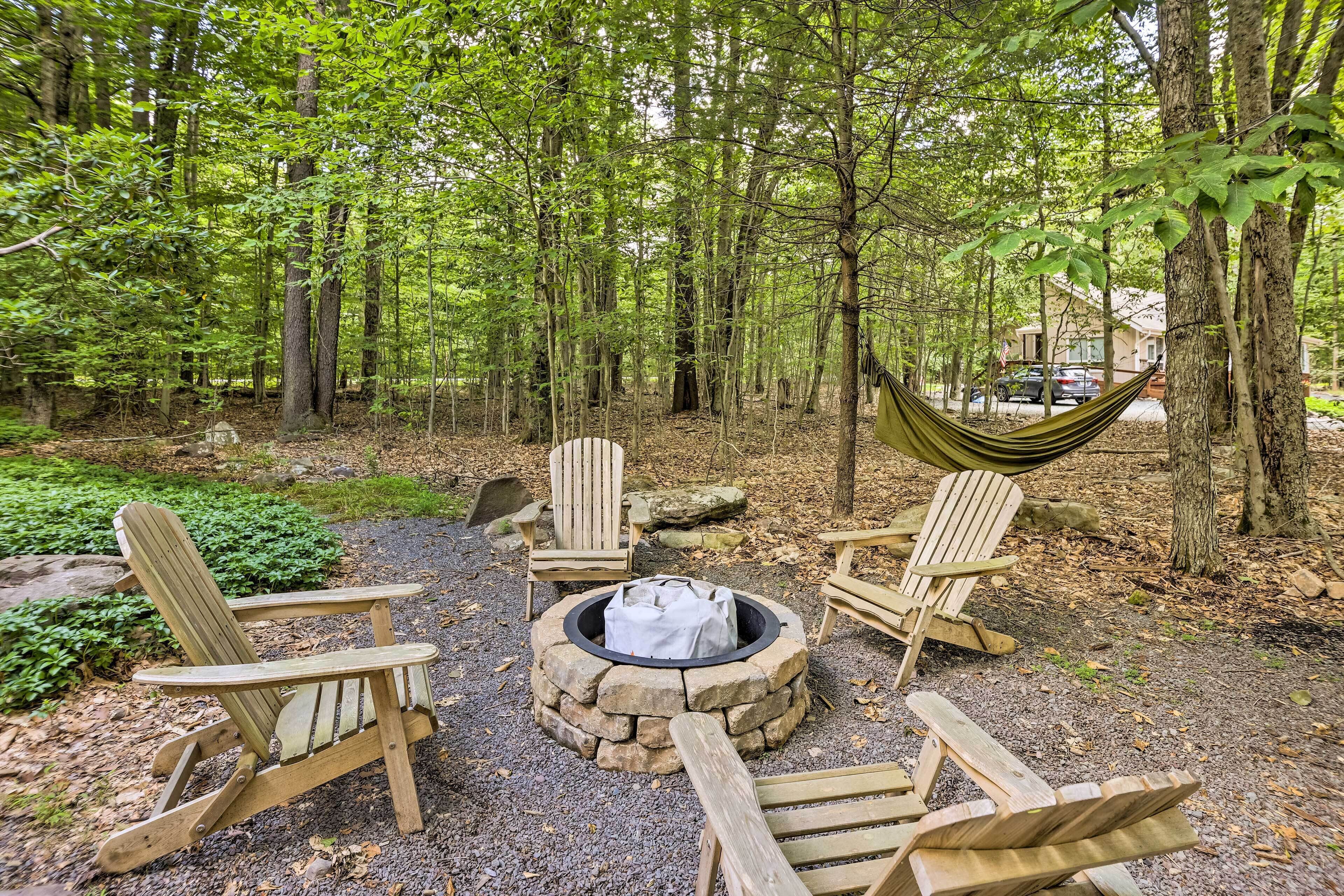 Peaceful Poconos Hideaway: Grill + Fire Pit!