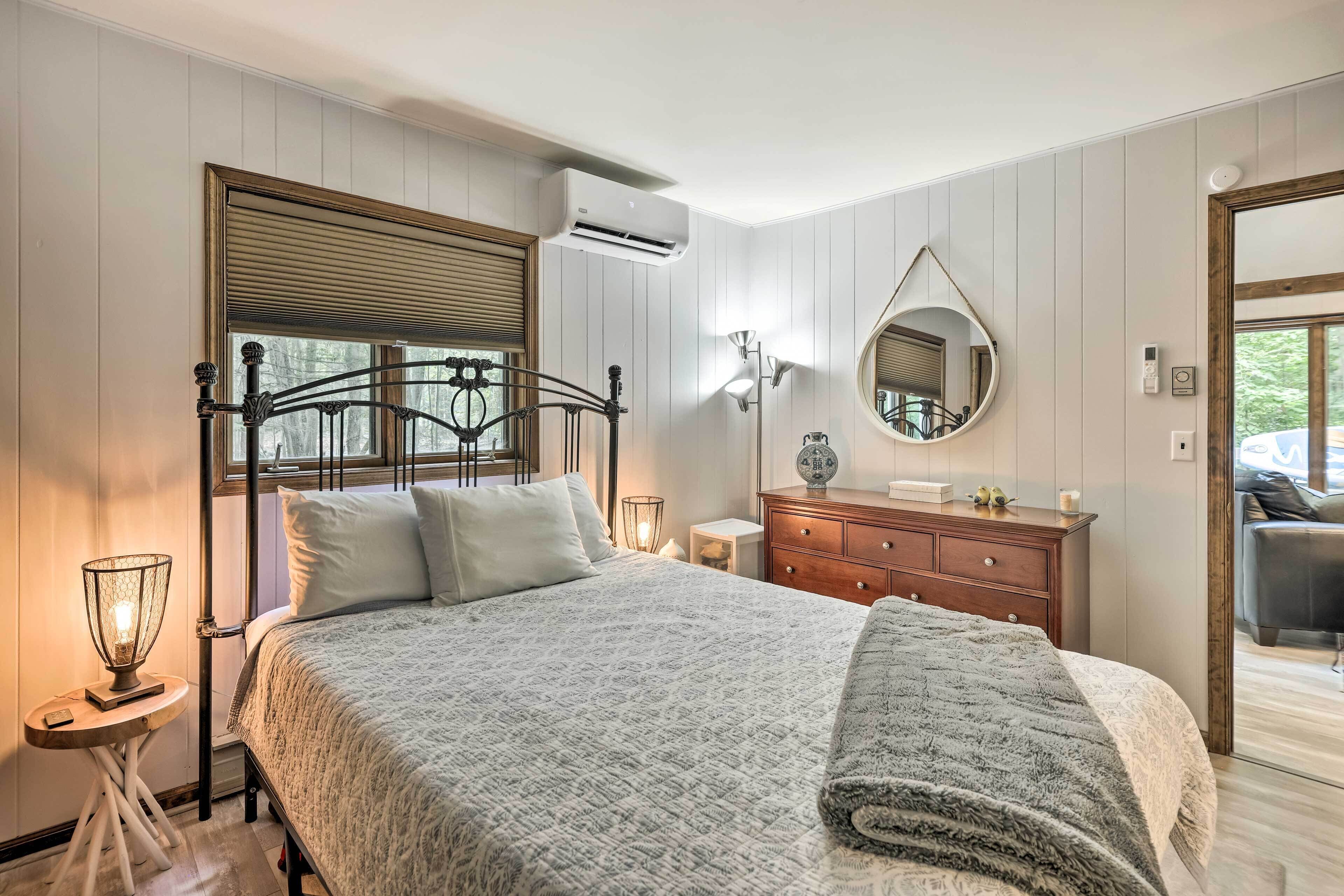 Peaceful Poconos Hideaway: Grill + Fire Pit!