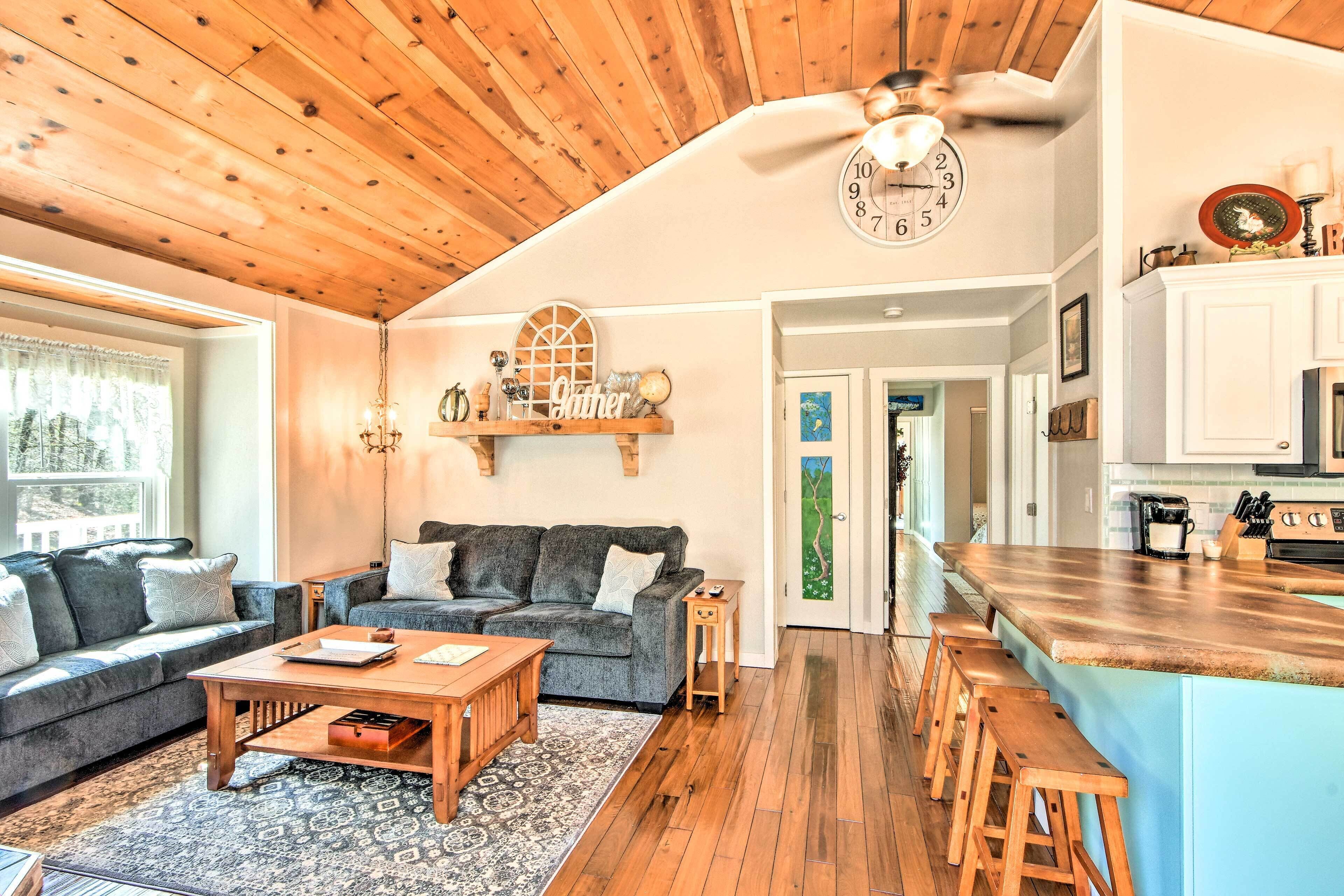 Hidden Murphy Cottage w/ Hot Tub, Pool & Grill!