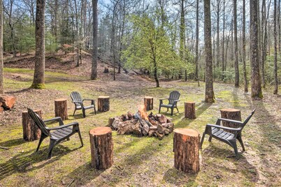 Private Pool, Hot Tub & Yard: Serene Murphy Home