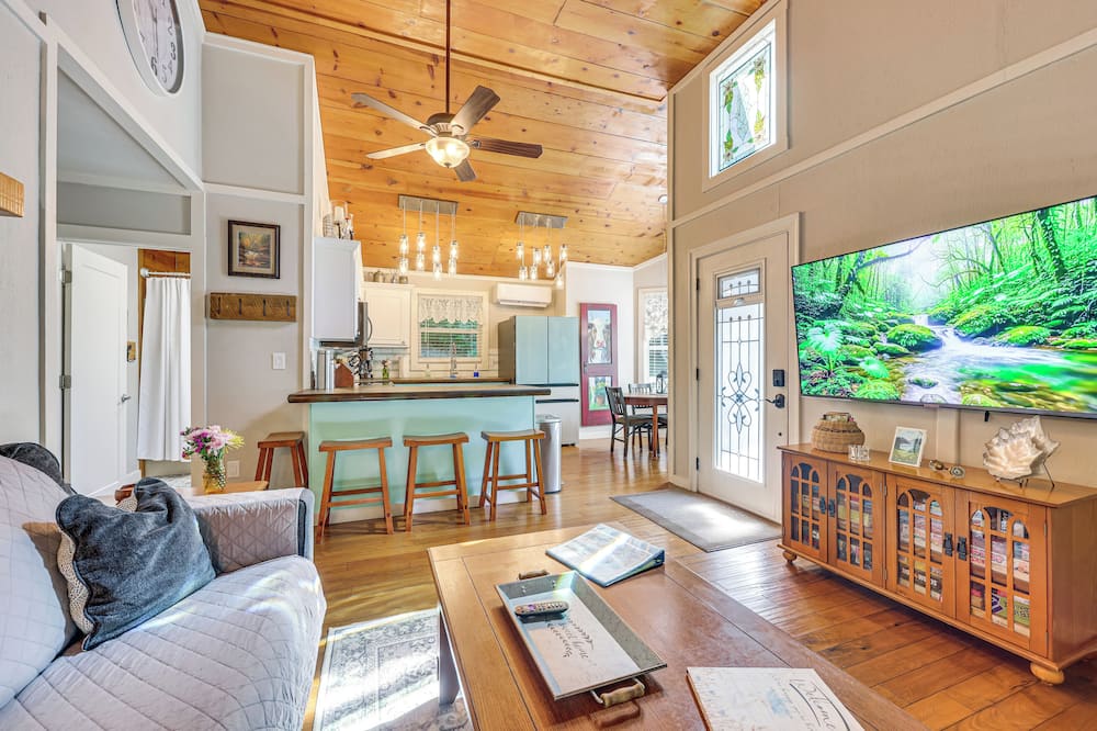 Hot Tub, Fire Pit: Family-friendly Murphy Home - Canal Lake, GA