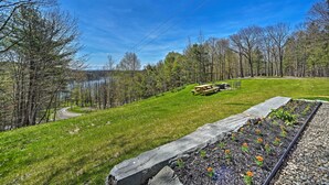 A park with a picnic area, a stone pathway, and a view of a lake. - Fire Pit + Gas Grill: Secluded Studio in Milford! (Milford)