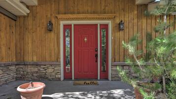 House (5 Bedrooms) | Interior