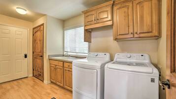 House (5 Bedrooms) | Interior