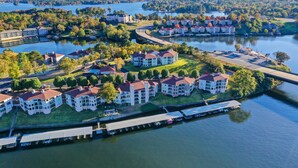 A lakeside residential area with multiple two-story houses, a dock, and a bridge connecting the properties. - 'lakeview Blue Oasis' in Hot Springs: Lake Access (Hot Springs)