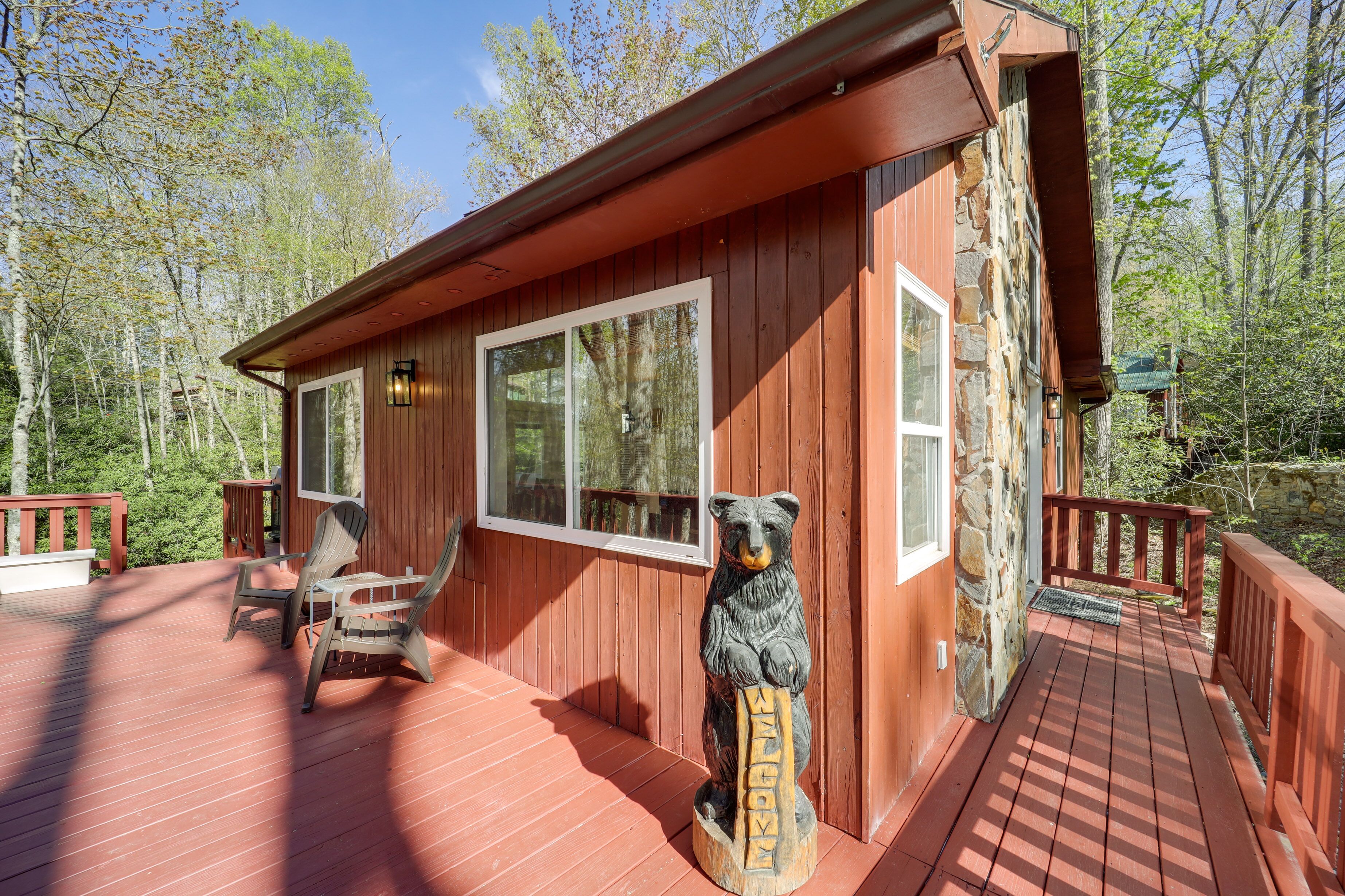 Cozy & Modern Newland Cabin w/ Fire Pit & Deck!