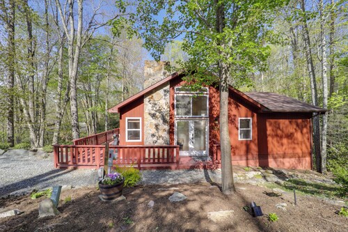 10 Mi to Sugar Mountain: Cozy Newland Cabin!