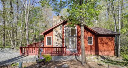 10 Mi to Sugar Mountain: Cozy Newland Cabin!