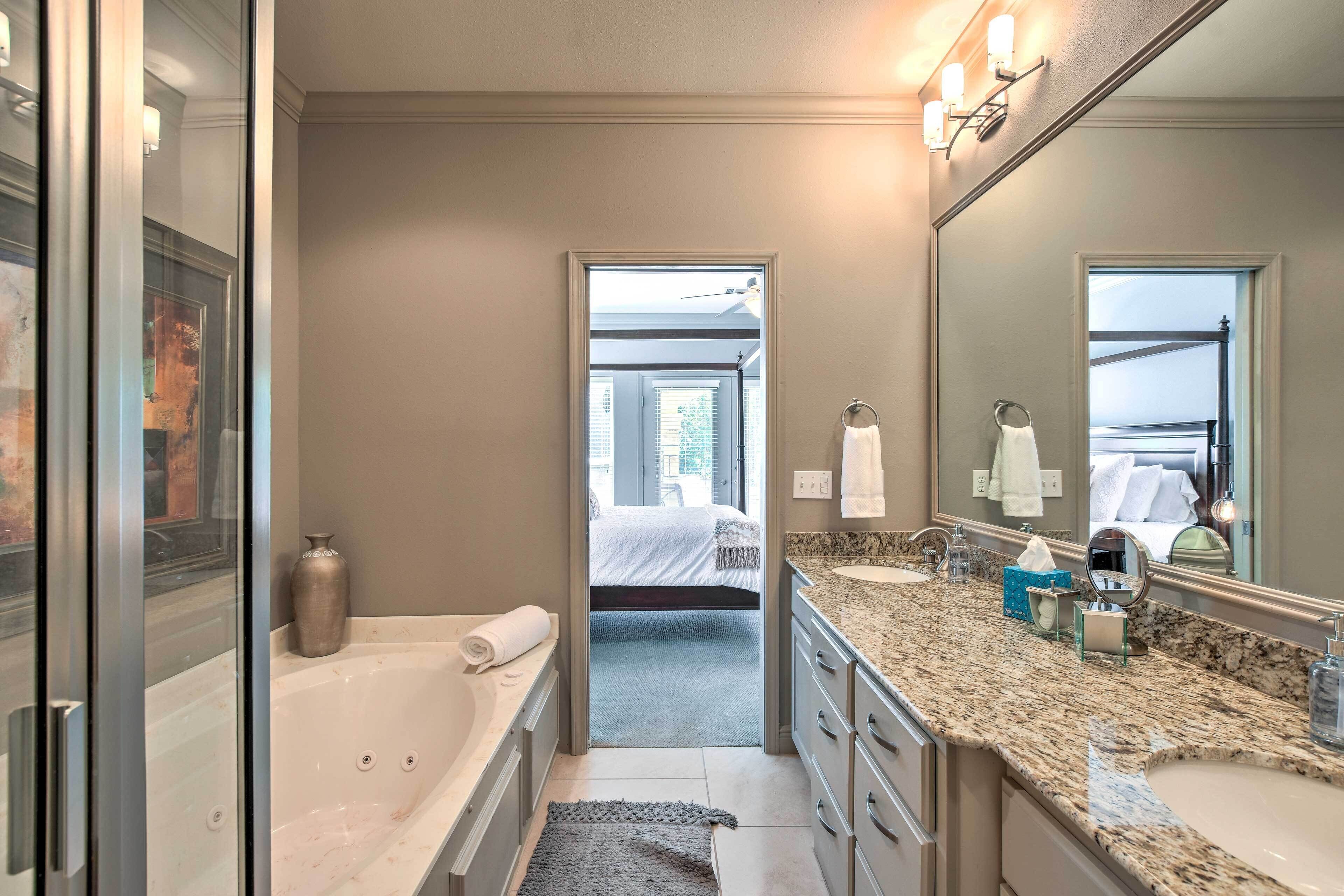 Contemporary Resort Condo W/patio on Lake Hamilton