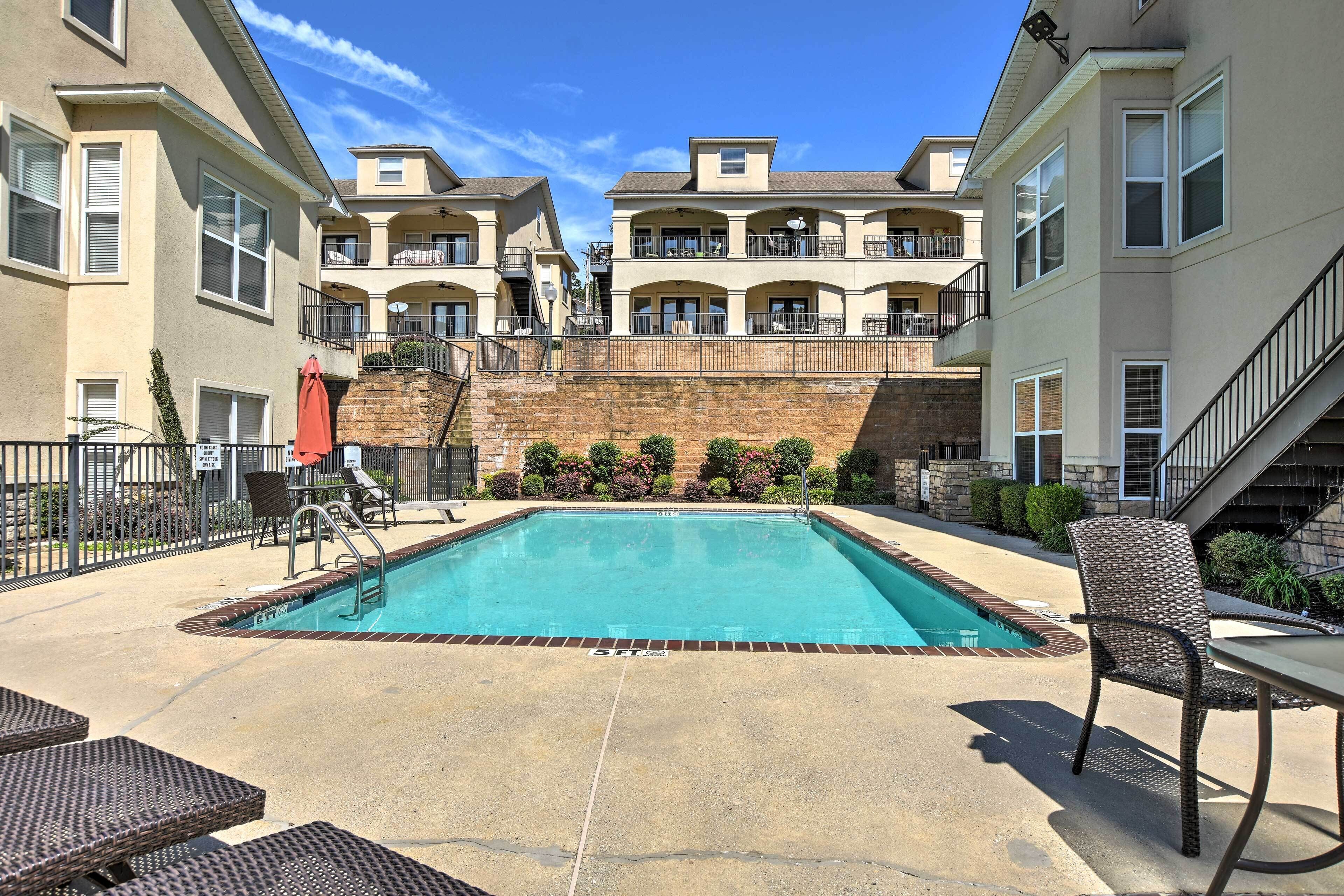 Contemporary Resort Condo W/patio on Lake Hamilton