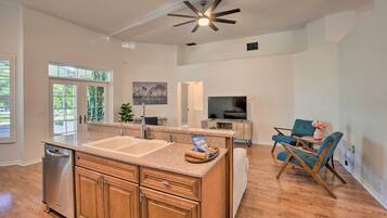 House (3 Bedrooms) | Private kitchen | Microwave, oven, stovetop, dishwasher