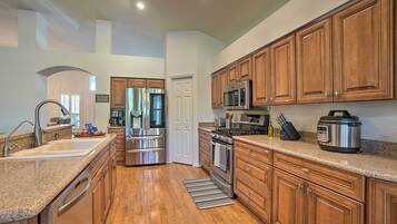 House (3 Bedrooms) | Private kitchen | Microwave, oven, stovetop, dishwasher