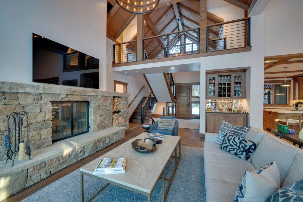 Custom Ski-in/out Chalet With Hot Tub & Wet Bars! - Storm Castle, MT