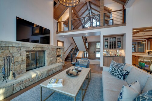 Custom Ski-in/out Chalet With Hot Tub & Wet Bars!