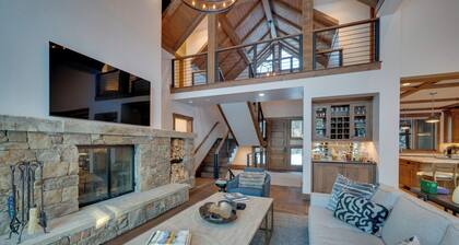 Custom Ski-in/out Chalet With Hot Tub & Wet Bars!