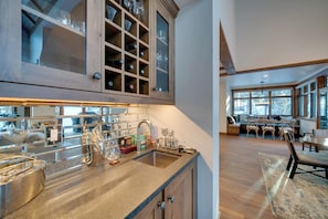 House (6 Bedrooms) | Interior